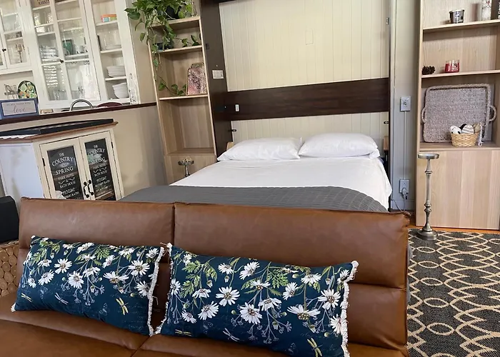 Romantic Studio Apt In Historic Downtown Savannah